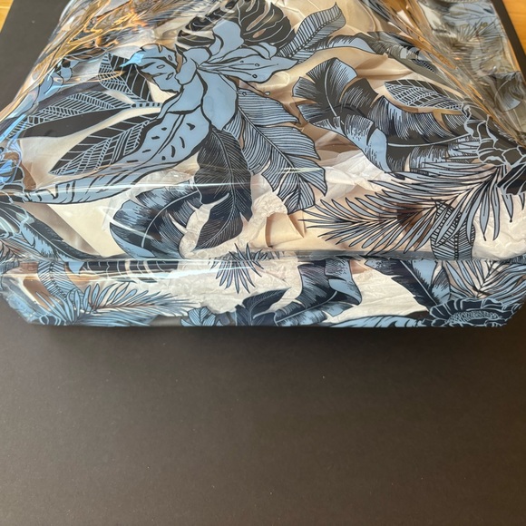 New Pink Victoria’s Secret Large PVC Tote with Interior Pouch - Picture 6 of 6